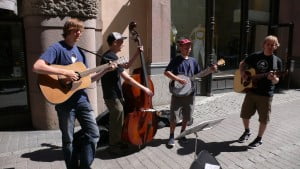 Finnish_bluegrass_buskers_Rautakoura,_Helsinki