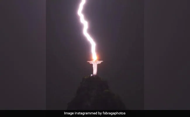 8fu9rugo jesus statue in jesus is on his way back lightning strikes brazils christ the redeemer
